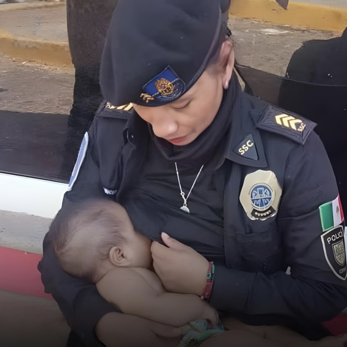 Policial amamenta bebê faminto a dias durante resgate