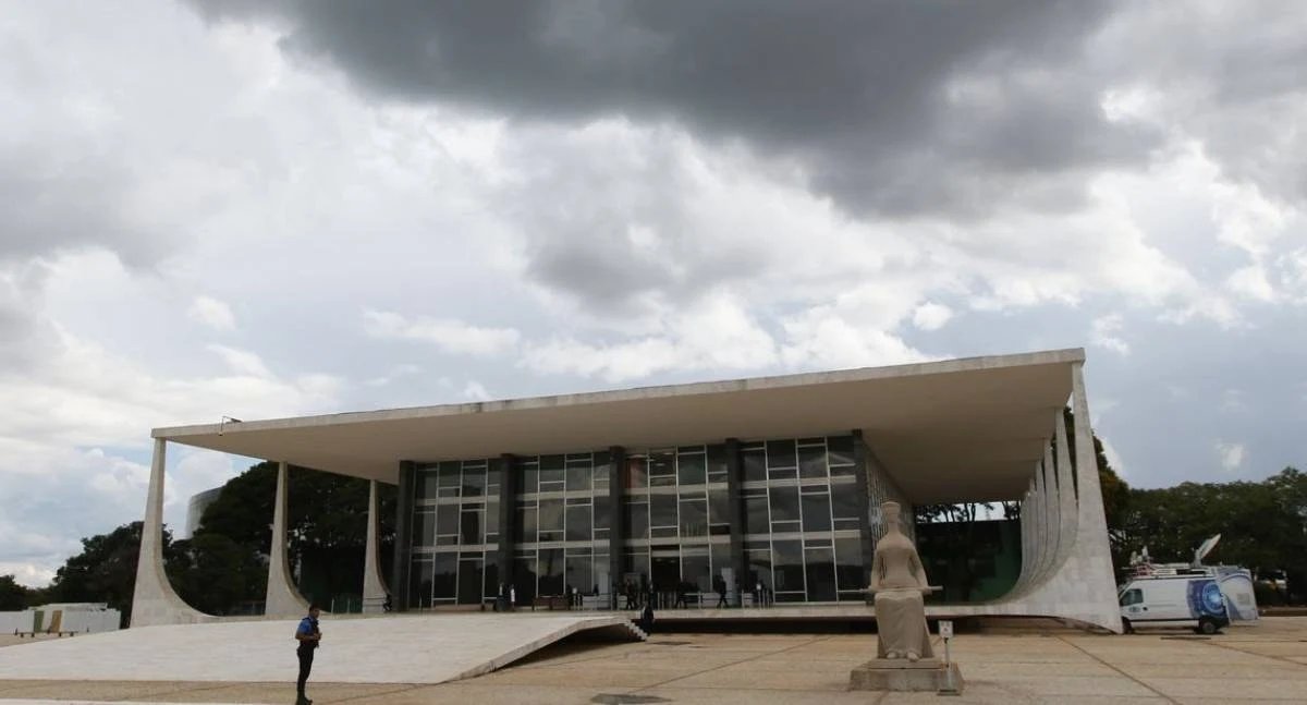 Ex-deputada Carla Zambelli solicita salvo-conduto ao STF para retornar ao Brasil e votar em sua mãe