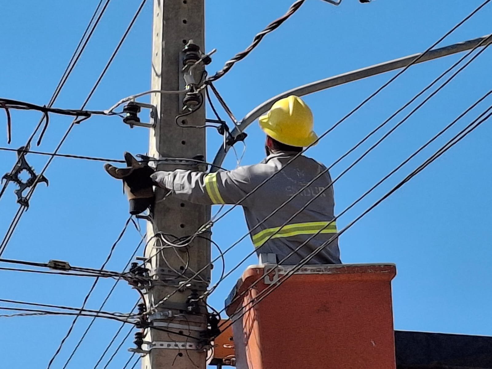 Pedido de providência do vereador Dr. Júnior Queiroz é atendido com melhoria na iluminação da Rua Surubim