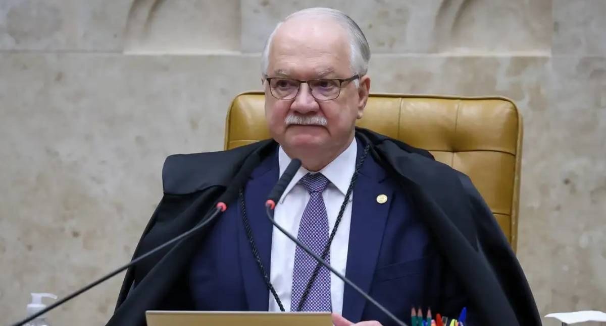 Edson Fachin rejeita pedido para afastar Flávio Dino de processos contra Flávio Bolsonaro