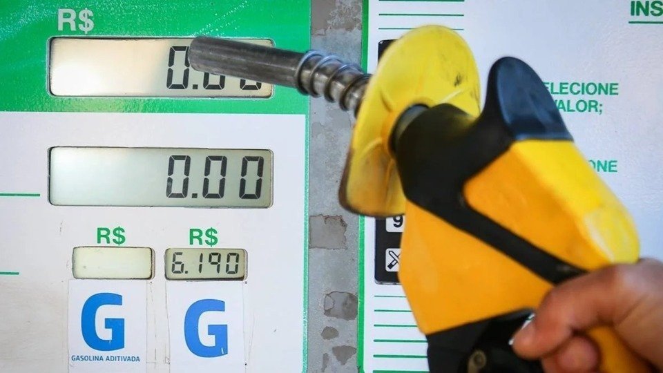 A 16 dias do 2° turno, governo Lula zera impostos federais sobre a gasolina