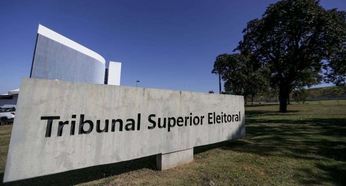 Presidente do TSE reúne campanhas de Lula e Flávio Bolsonaro em busca de acordo contra proliferação de ações judiciais
