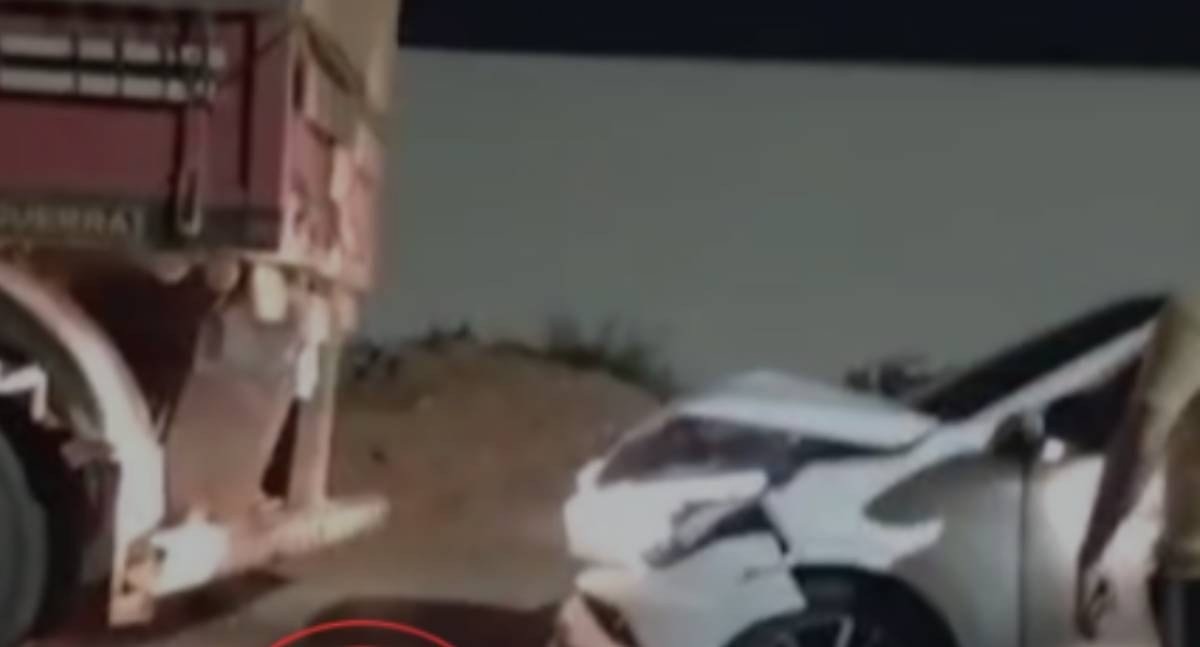 Carro colide na traseira de caminhão e deixa dois feridos na zona urbana em RO